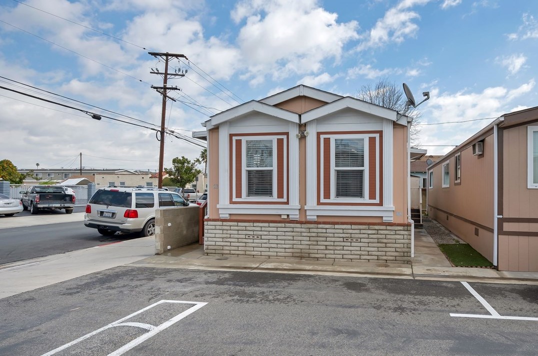 17820 Lakewood Blvd, Bellflower CA  90706-8462 exterior