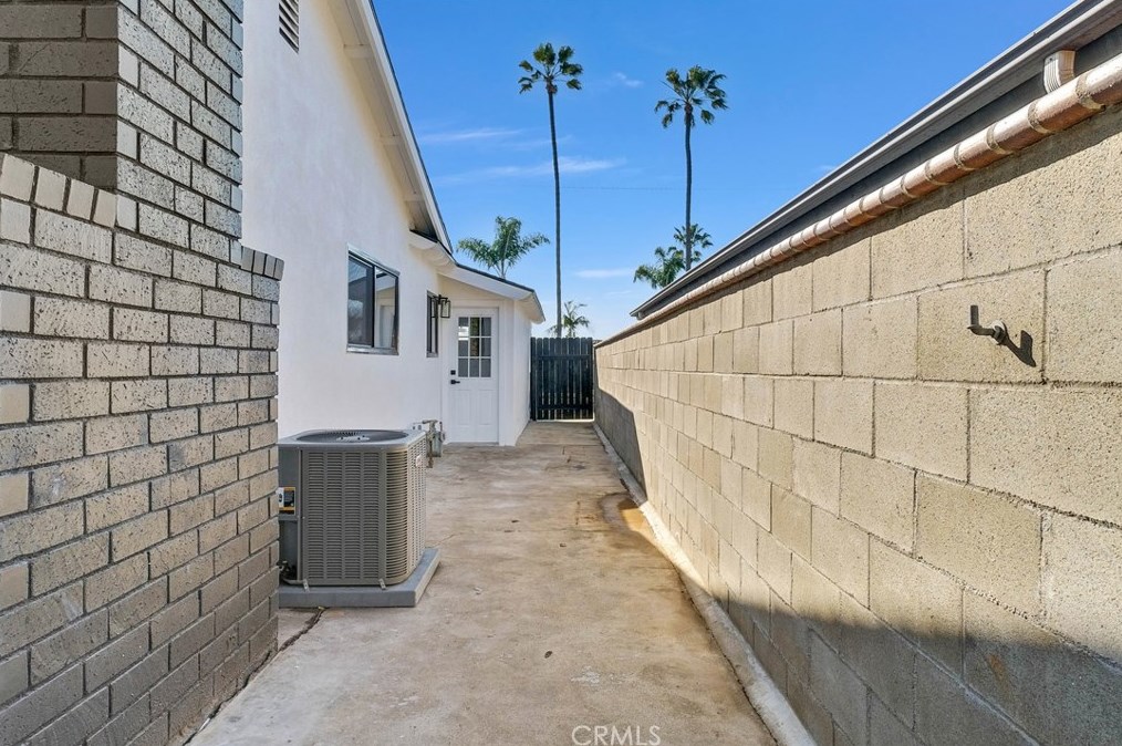 17662 Forest Ln, Huntington Beach CA  92647-7033 exterior