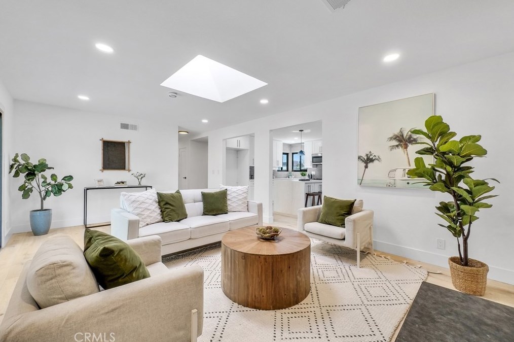 17662 Forest Ln, Huntington Beach CA  92647-7033 exterior