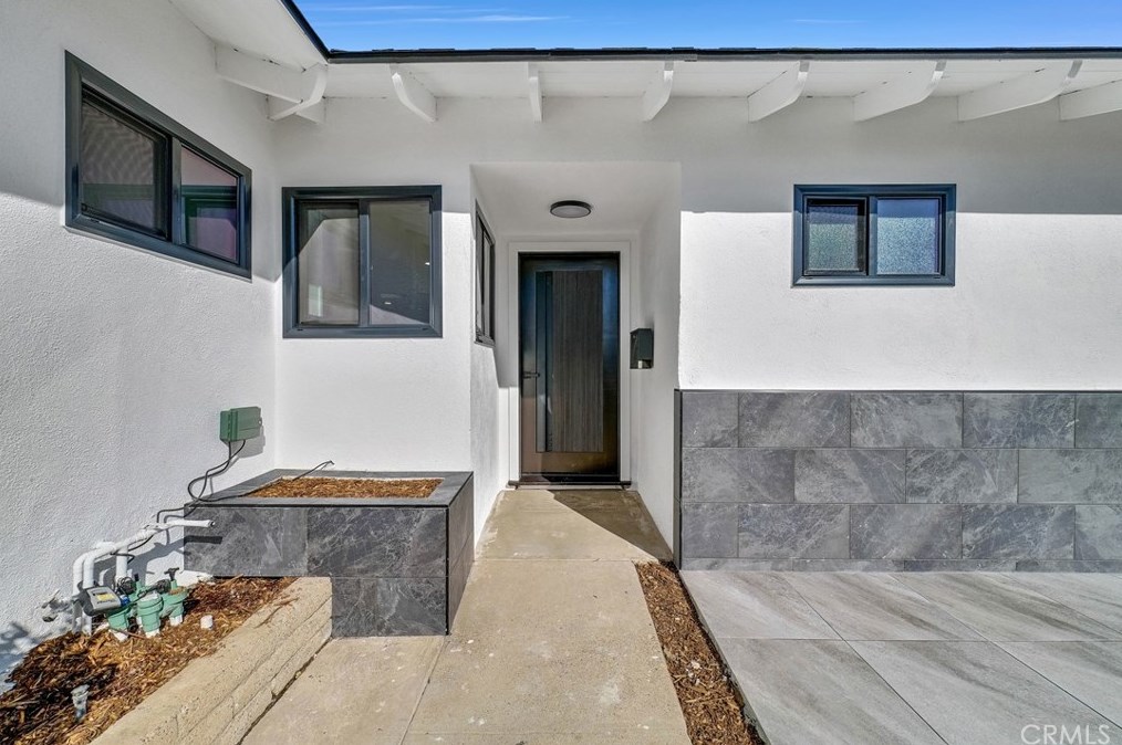 17662 Forest Ln, Huntington Beach CA  92647-7033 exterior