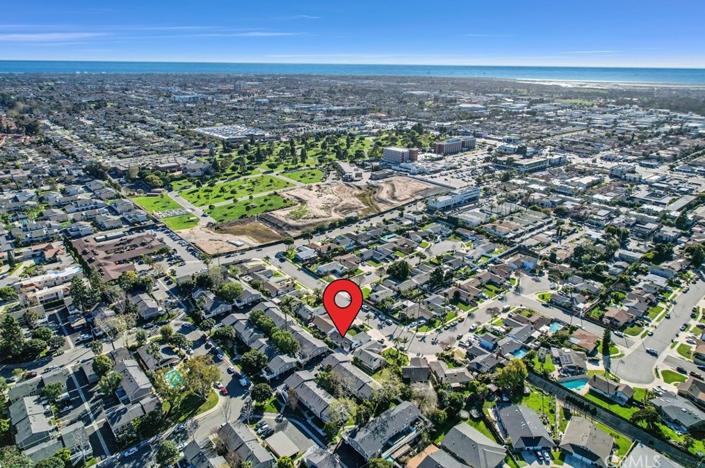 17662 Forest Ln, Huntington Beach CA  92647-7033 exterior