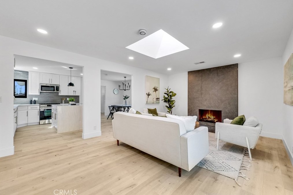 17662 Forest Ln, Huntington Beach CA  92647-7033 exterior