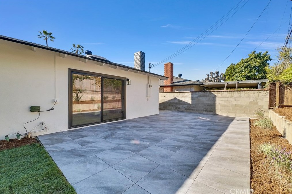 17662 Forest Ln, Huntington Beach CA  92647-7033 exterior