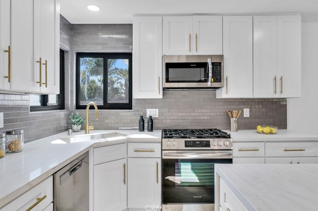 17662 Forest Ln, Huntington Beach CA  92647-7033 exterior