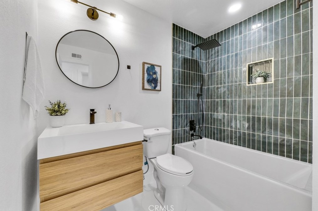 17662 Forest Ln, Huntington Beach CA  92647-7033 exterior