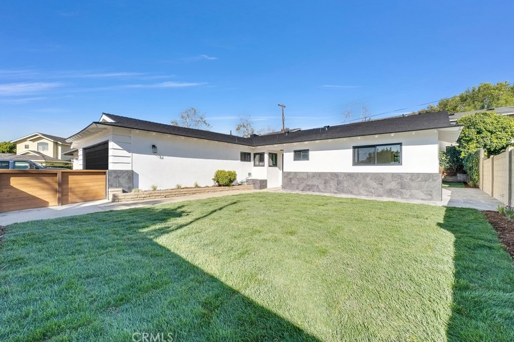 17662 Forest Ln, Huntington Beach CA  92647-7033 exterior
