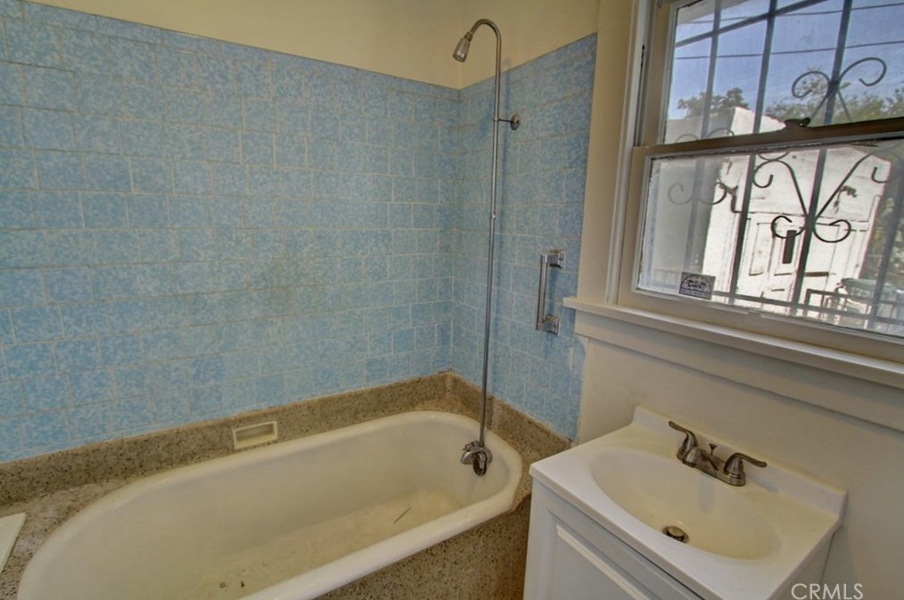 1721 68th St, Los Angeles CA  90001-2049 exterior