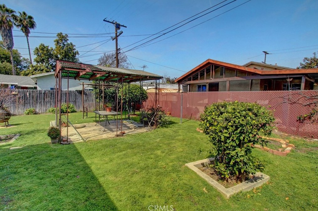 1721 68th St, Los Angeles CA  90001-2049 exterior