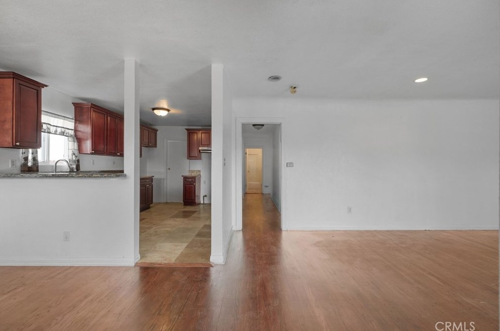 825 104th St, Los Angeles CA  90044-4407 exterior