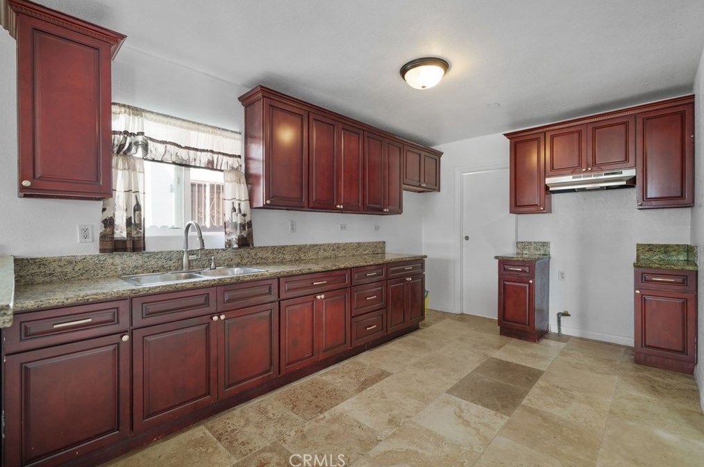 825 104th St, Los Angeles CA  90044-4407 exterior