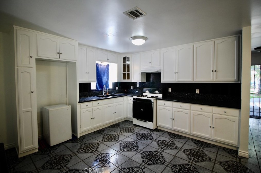 1924 Spring Garden St, Riverside CA  92507-2023 exterior