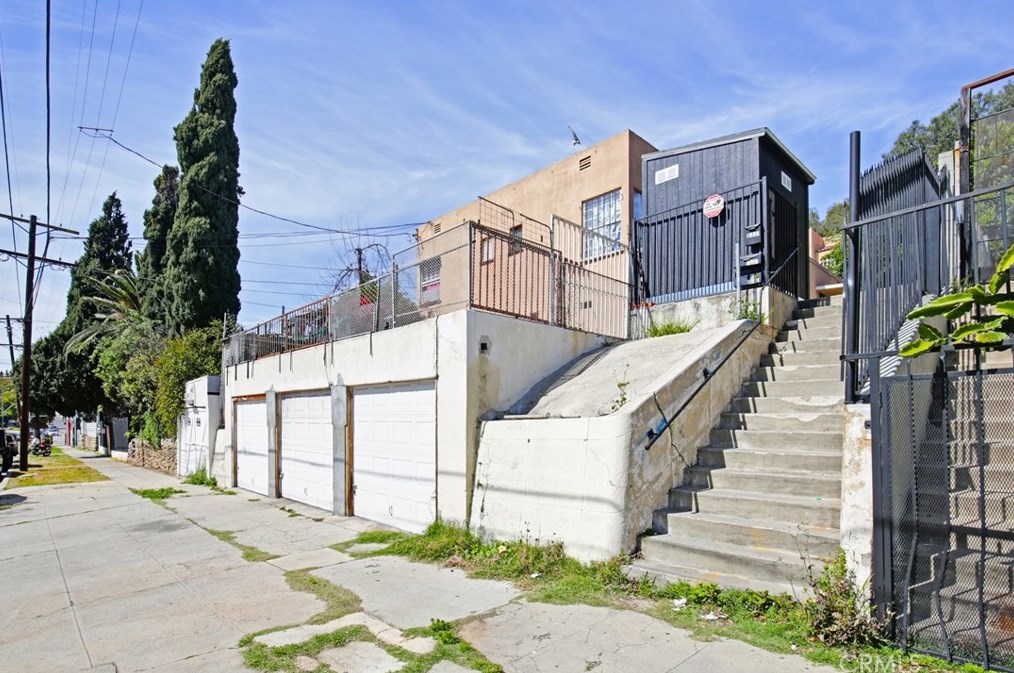 2001 Berkeley Ave, Los Angeles CA  90026-2987 exterior