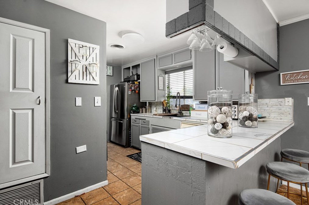 2401 Belvedere Ave, Bakersfield CA  93304-5431 exterior