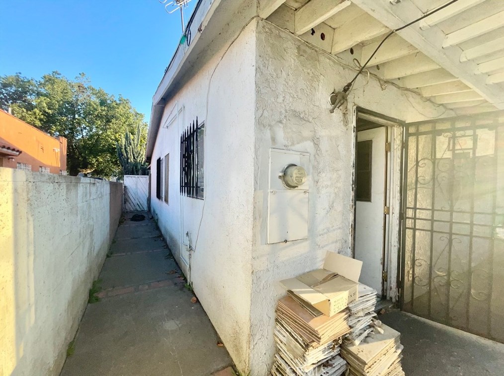 223 89th St, Los Angeles CA  90003-3705 exterior