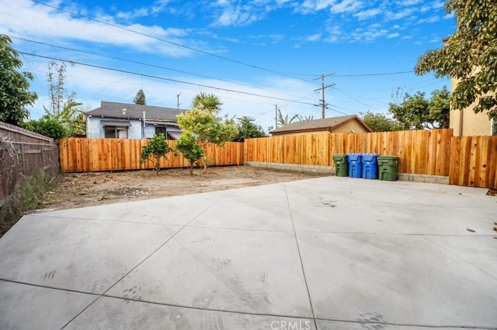 215 60th St, Los Angeles CA  90003-1208 exterior