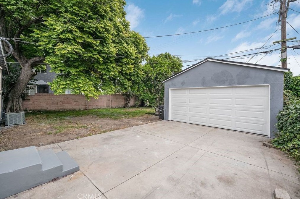 832 Century Blvd, Los Angeles CA  90044-4569 exterior