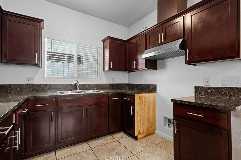 8213 Morton Ave, Los Angeles CA  90001-3541 exterior