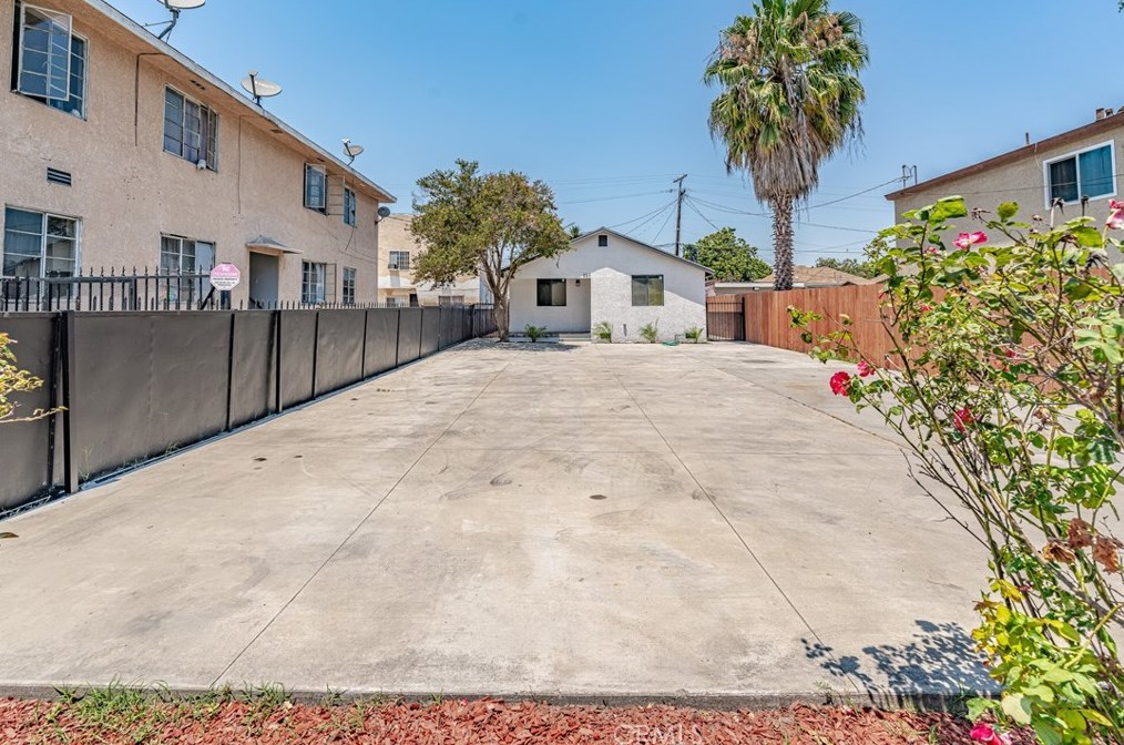 857 42nd St, Los Angeles CA  90011-3061 exterior