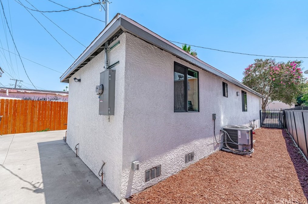 857 42nd St, Los Angeles CA  90011-3061 exterior