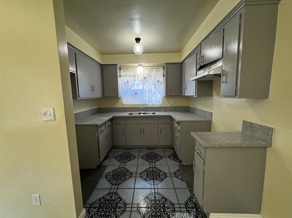 624 85th St, Los Angeles CA  90001-3625 exterior