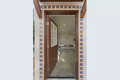 2111 S Bronson Ave, Los Angeles, CA 90018 - Photo 47