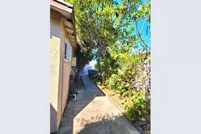 860 W 73rd St., Los Angeles, CA 90044 - Photo 11