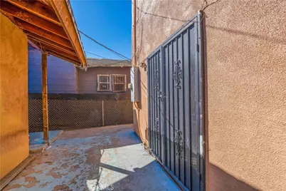 10868 Weigand, Los Angeles, CA 90059 - Photo 23