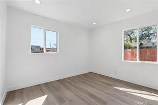 910 E 107th St, Los Angeles, CA 90002 - Photo 25