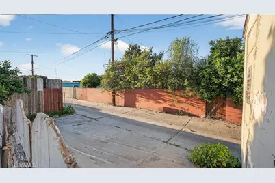 223 E Marker Street, Long Beach, CA 90805 - Photo 29