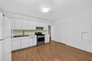 139 S Manhattan, Los Angeles, CA 90004 - Photo 13