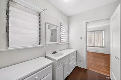 139 S Manhattan, Los Angeles, CA 90004 - Photo 23