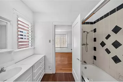 139 S Manhattan, Los Angeles, CA 90004 - Photo 25
