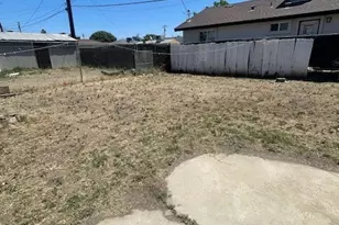 514 L, Bakersfield, CA 93304 - Photo 17