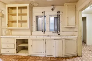 324 W 47th Pl, Los Angeles, CA 90037 - Photo 39