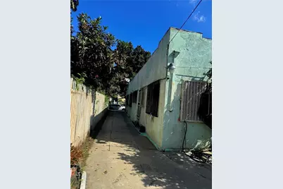 330 W 56th St, Los Angeles, CA 90037 - Photo 3