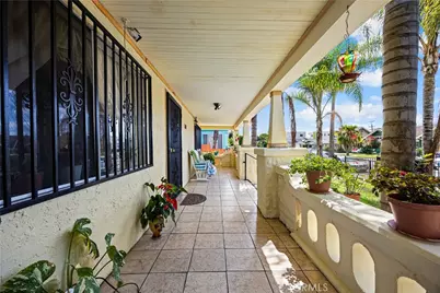 707 W 49th Street, Los Angeles, CA 90037 - Photo 3