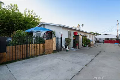 415 95th Street, Los Angeles, CA 90044 - Photo 1
