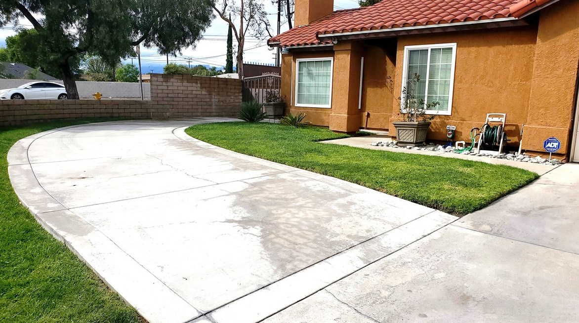 1298 W Woodcrest St, Bloomington, CA 92316