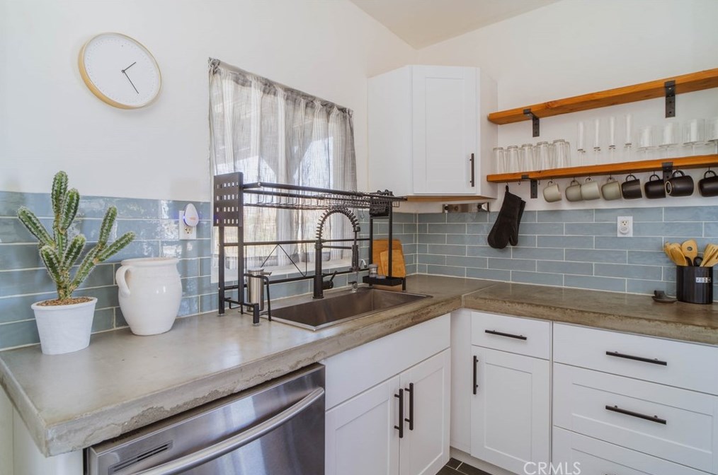 6462 Marvin Dr, Yucca Valley CA  92284-5732 exterior