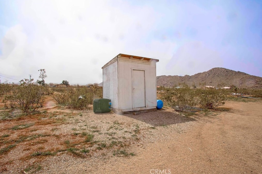 9048 Mesa Rd, Lucerne Valley CA  92356 exterior