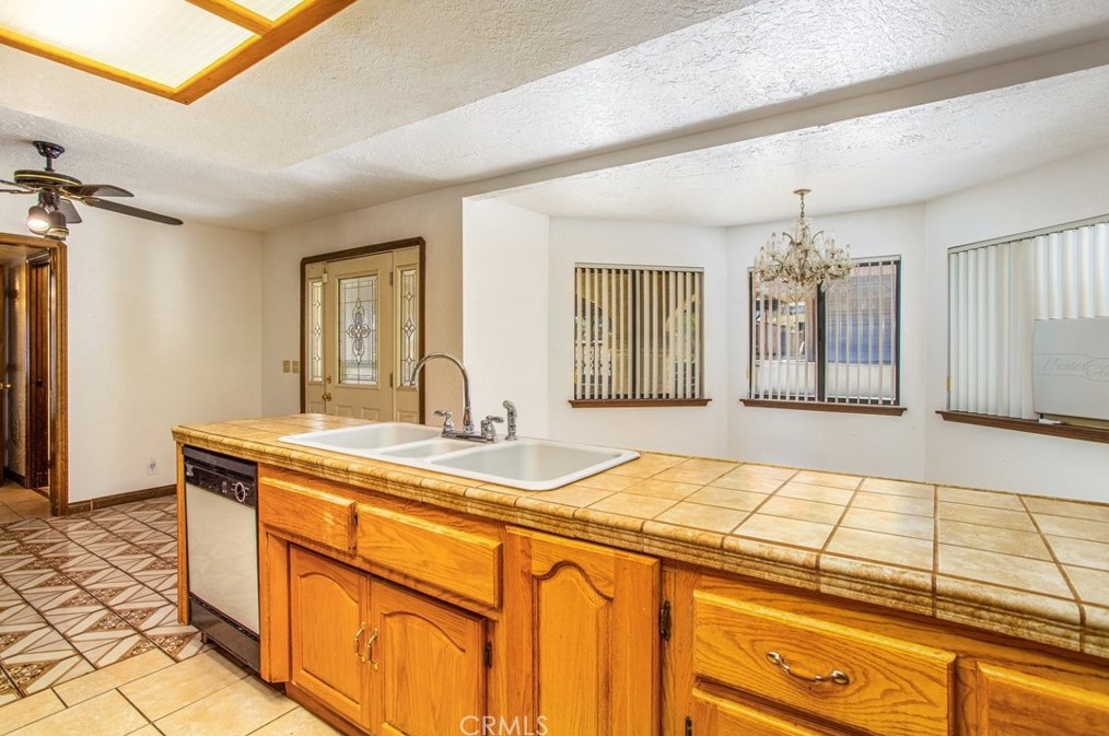 18547 Danbury Ave, Hesperia CA  92345-7170 exterior