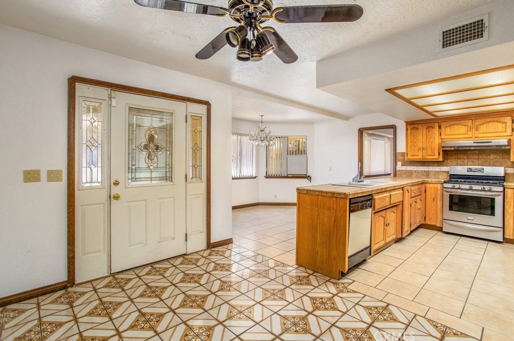 18547 Danbury Ave, Hesperia CA  92345-7170 exterior