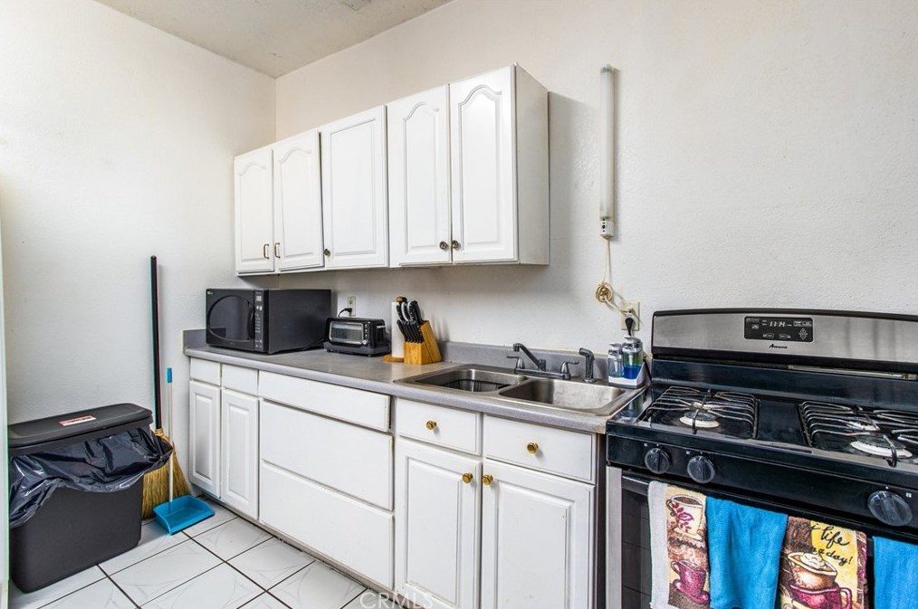 18547 Danbury Ave, Hesperia CA  92345-7170 exterior