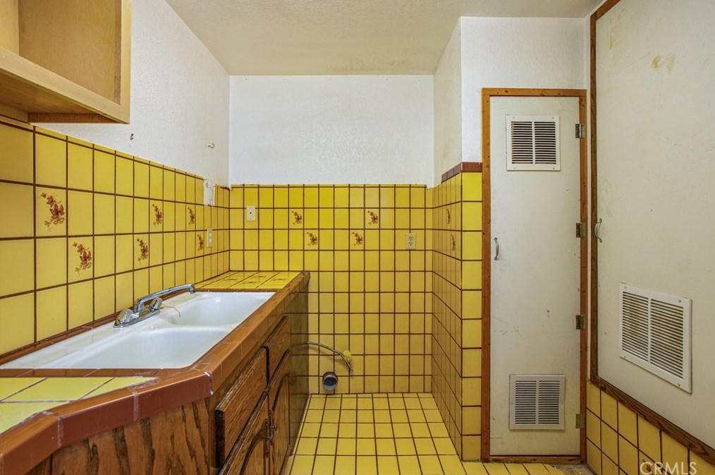 18547 Danbury Ave, Hesperia CA  92345-7170 exterior