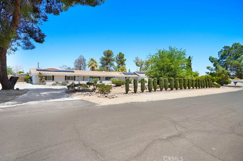 14770 Tigertail Rd, Apple Valley CA  92307-5249 exterior
