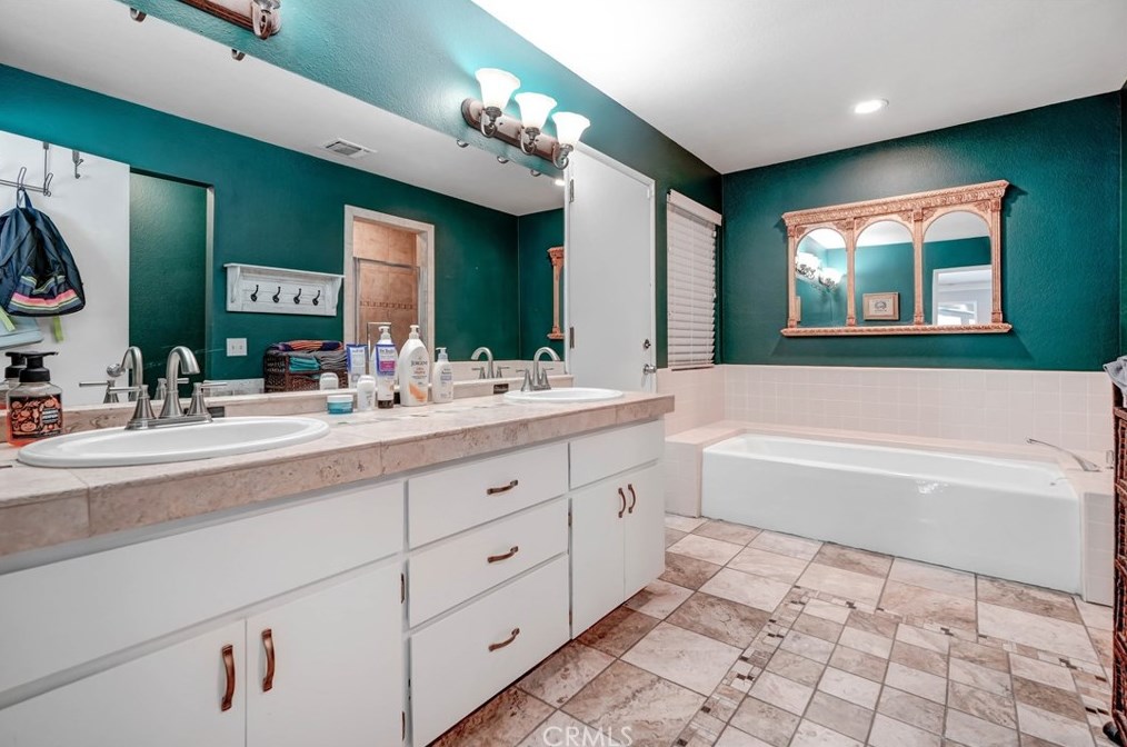 14770 Tigertail Rd, Apple Valley CA  92307-5249 exterior