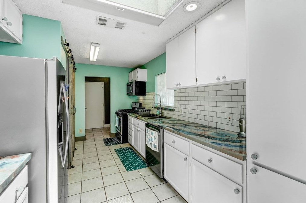 14770 Tigertail Rd, Apple Valley CA  92307-5249 exterior