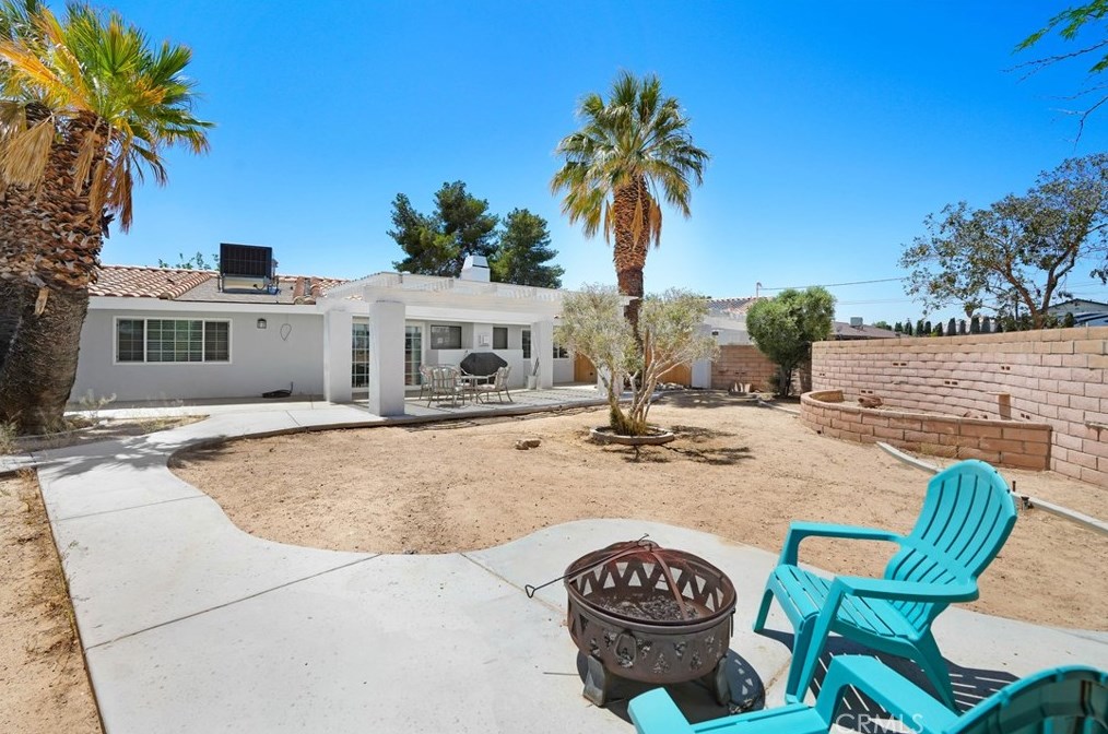 14770 Tigertail Rd, Apple Valley CA  92307-5249 exterior