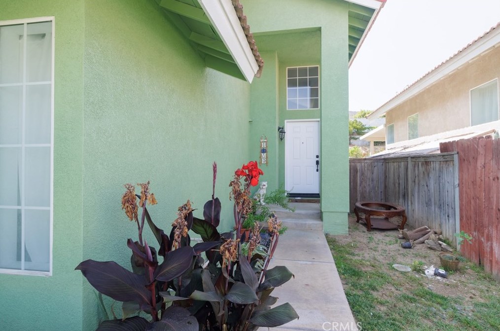 15481 Tobarra Rd, Fontana CA  92337-9059 exterior