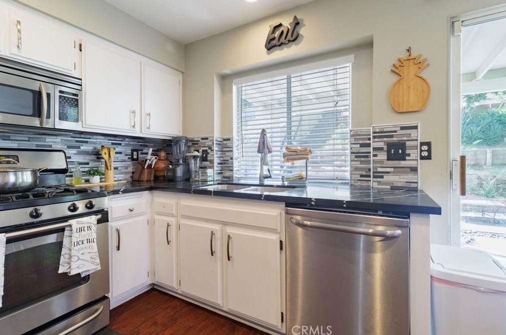 15481 Tobarra Rd, Fontana CA  92337-9059 exterior